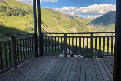 Image de 300m du centre station, 4ème étage, vue montagne, balcon, parking, télévision, casier à ski, 45m²