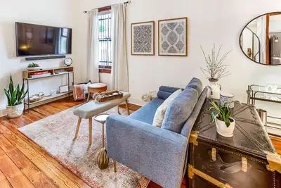 Image de Stylish Historic Cottage c. 1884 w/ Parking & Courtyard by Lucky Savannah