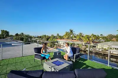 Image de The Pearl Waterfront home w/ heated pool By Viac