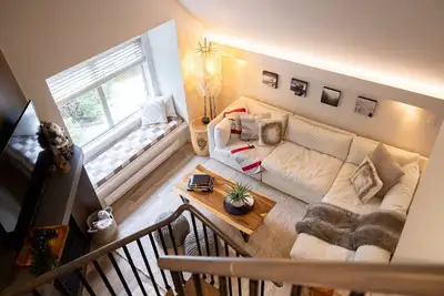 Image de Creekside 3br: Sleeps 8, Hot Tub, Pool, Parking, Bbq & Near Shops and Restaurants!