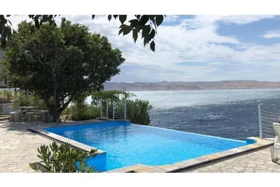 Image de Imanje uz plažu sa tenis igralištem i bazenom: Unit A1