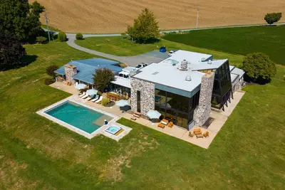 Image de Stunning 9-Bedroom Villa on the Chesapeake Bay: Pool, Hot Tub, Boat Dock & Sauna