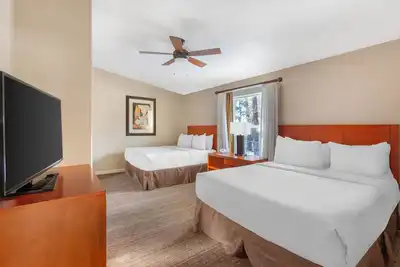 Image de Mountain Charm: 3 Serene Units, Sports Courts, Bbq & Free Parking