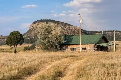 Image de Rustic 4 bedroom cabin with pond on scenic ranch