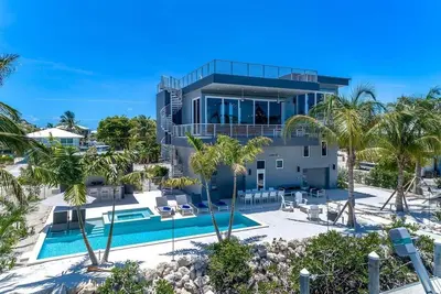 Image de Off the Hook~ Luxury Waterfront Pool Home, Kayaks & Bikes!