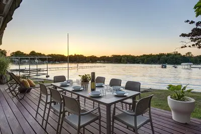 Image de Relaxing Lake Home Meets Contemporary Design