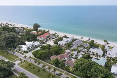 Image de Coastal Chic - 4 Br charming cottage steps from beach and town!