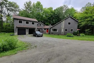 Image de 4+Br pet-friendly w\/ hot tub & Stratton parking pass!