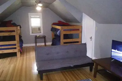 Image de Historic Twin Tudors Inn Northwest Room w/ Loft (KP1404Loft)