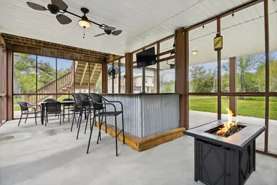 Image de Old Town Bay St. Louis Private Location Outdoor Bar Area Pool Table Ping Pong