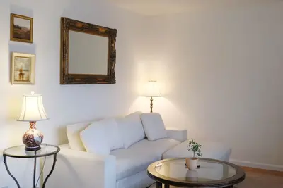 Image de Beautiful Light Filled Spacious 1 Bedroom with Private Deck