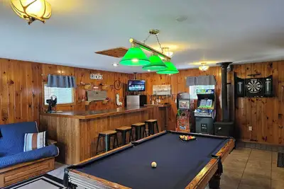 Image de Up North Retreat - hot tub - pool table -kayaks- yard games- arcade