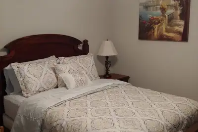 Image de Cozy bedroom with private bathroom, and separate, direct access entrance.