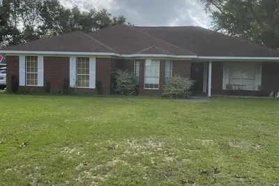 Image de Brick home in a quiet quaint neighborhood. Just minutes off the beach express.