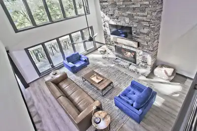 Image de Contemporary 5 bedroom and 4 bath lake home