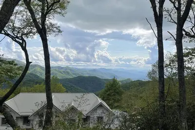 Image de Cabin with a beautiful few at 4, 700 feet in elevation