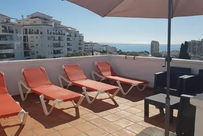 Image de \"Penthouse à Benalmadena\" vue mer et montagne, piscine extérieure, terrasse, climatisation et Wi-Fi.