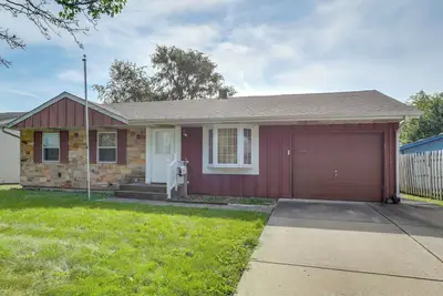 Image de Glendale Heights Home with Office and Backyard!