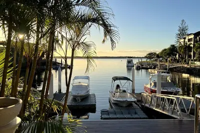 Image de Waterfront Oasis in Runaway Bay with Free Wifi - CoastHM