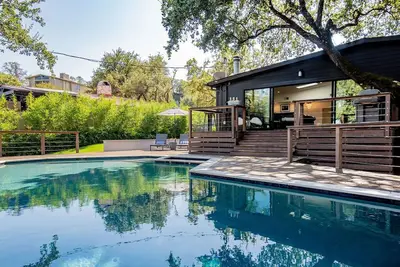 Image de Minutes to Downtown I Fabulous Pool | Sleeps 10-WalkerVR Westlake Hills Designer