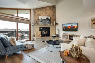 Image de Ra224 | Very Stylish Mountain Condo | Two Decks | Winter Shuttle | Pool and Hot