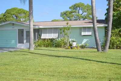 Image de New Englewood Charmer, 2/2/1, large yard, close to shopping, 7 mins to Beach