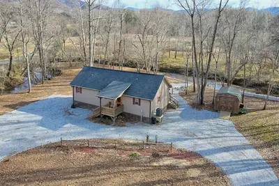 Image de Mountain & River View, Hot Tub, Fireplaces & Fire Pit, Wifi, Dogs Ok, Tv's