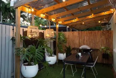 Image de Stylish Tropical Retreat with Private Courtyard & Prime Location