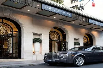 Image de Champs Elysees Ave George V With Views Over The City