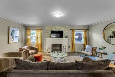 Image de The Giant! Downtown! Sleeps 16! 7 bd/4 Ba -10 beds