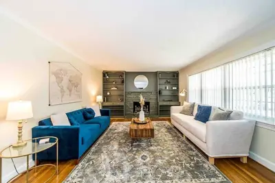 Image de Gorgeous Downtown Getaway! Minutes From The City!