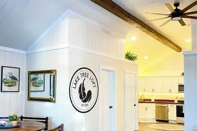 Image de Lake Tree Loft mins from the Beach-Barn Style Chic