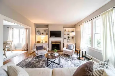 Image de Historical Washington Park Bungalow mins from Hosp