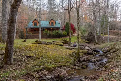 Image de A Bears Creek - Log cabin with hot tub and big yard with rushing creek, in scenic Valle Crucis!