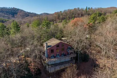Image de Stress Re-Leaf - Blowing Rock Cabin with great view, hot tub, pool table