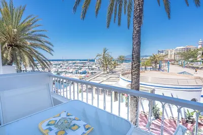 Image de Appartement confortable du Yacht Club avec vue sur la mer, Wi-Fi et climatisation