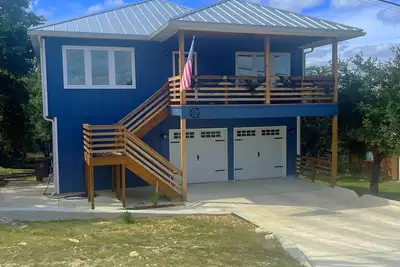 Image de Lake Home w/three Wood Decks