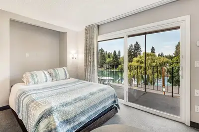 Image de \"Steidl Hands\" Riverfront Condo-No Better Place in Bend