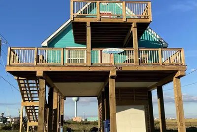 Come and enjoy the beautiful Surfside beach and “heav’n fun” in this cozy home!