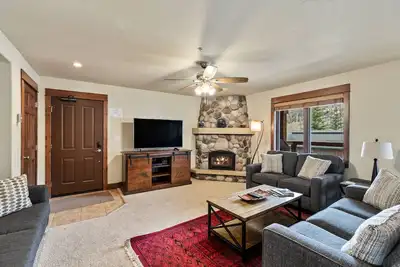 Image de Immaculate/Steps to Free Bus(5 Min to Mtn/Town)/Eat/Shop+Hot Tub-Views-Decks-Grill-W/D-Monthly Deals