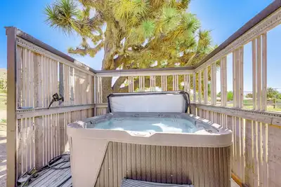 Image de Yucca Valley Oasis w/ Hot Tub, Near Joshua Tree!
