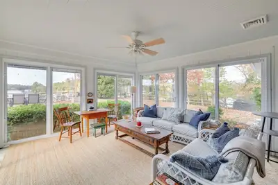 Image de Waterfront Lancaster House w\/ Grill & Dock Access!