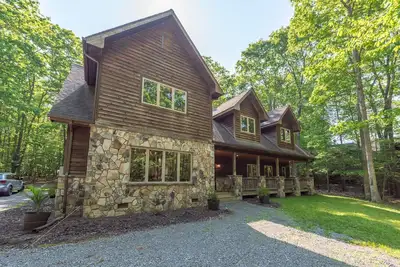 Image de New! Wander Inn: Lake Access, Dock Slip, Air Hockey Table, Hot Tub!