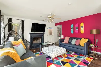 Image de Round Rocker | Sleeps 14 Guests | Private Yard