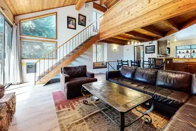 Image de Pet Friendly, Large Space, Private Washer/Dryer. Near Golf Course & Trails