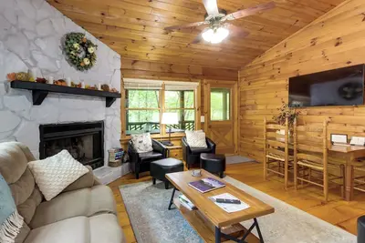 Image de Charming Blue Ridge Cabin w/ Game Room & Hot Tub!