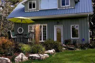 Image de Year-Round Kagawong Lakeside Cottage Rental - The Nuthatch Star 2023-02 license