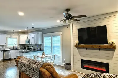 Image de *Top Rated Dog Friendly Home in Gvl*  - Welcome to The Mountain Schnauzer!