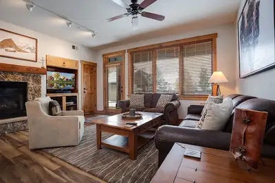 Image de Al4107 | Lovely 3 Bedroom | Easy Stroll to the Mtn | Pool/Hot Tubs | Air Chillin