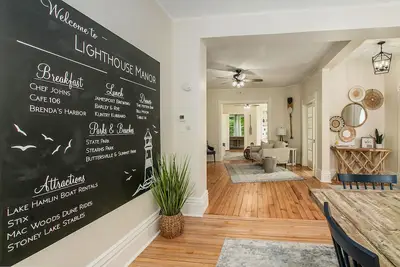 Image de A block from the beach! Sleeps 20! Hot Tub, Game Room!